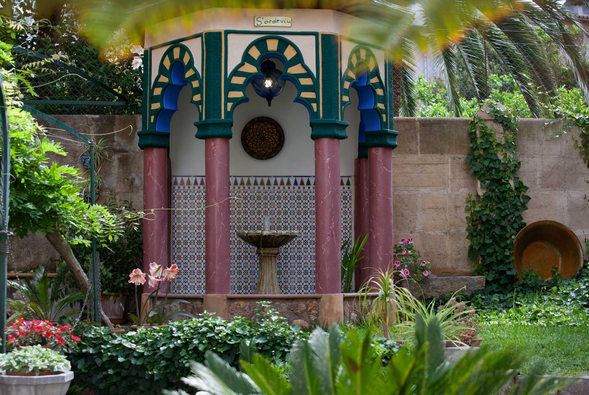 fontaine dans le jardin de l'hôtel s'Ardeviu à Sóller